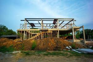 landschap van huis in aanbouw met een blauwe hemelachtergrond. foto