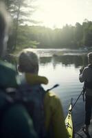 verkennen de buitenshuis groep wandelen en camping door de rivier- met rugzakken ai gegenereerd foto