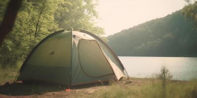 ochtend- reflecties een tent door de Woud meer Bij ochtendgloren, camping ai gegenereerd foto