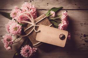 moeder dag geschenk bloemen arrangement met kaart Aan houten tafel in sepia toon ai gegenereerd foto
