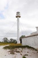 vuurtoren op de zanderige met gras oever van de zwarte zee foto