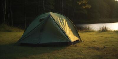 ochtend- reflecties een tent door de Woud meer Bij ochtendgloren, camping ai gegenereerd foto