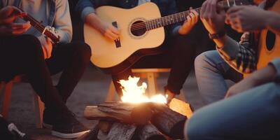 kampvuur jam sessie vrienden spelen gitaar en het zingen door de brand ai gegenereerd foto