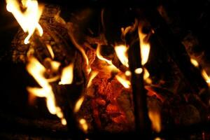 brand vlammen en rook van groot logboeken dichtbij omhoog rooster achtergrond hout brandend groot grootte hoog kwaliteit ogenblik afdrukken foto