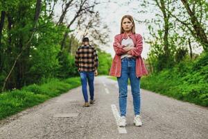 paar is hebben moeilijkheden in hun relatie. Mens is weggaan zijn vrouw na ruzie maken. conceptuele afbeelding. foto