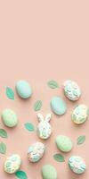 3d geven van pastel kleur gedrukt eieren, bladeren, konijn tekenfilm Aan roze achtergrond en kopiëren ruimte. foto