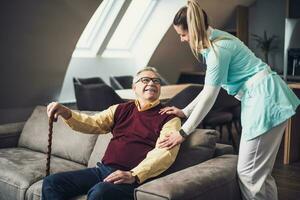 verpleegster huis verzorger is assisteren oud Mens Bij zijn huis. professioneel Gezondheid ondersteuning voor ouderen mensen. foto