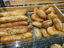 verschillend types van Frans stokbrood in een bakkerij foto