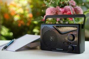 wijnoogst oud transistor radio, geplaatst buitenshuis. concept , analoog technologie voor communicatie, amusement, nieuws, liedjes, muziek- en advertentie foto