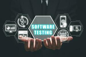 software testen concept, persoon hand- Holding software testen icoon Aan virtueel scherm. foto