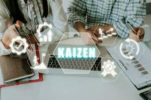 kaizen concept, bedrijf persoon team werken Aan analyseren financieel gegevens met kaizen icoon Aan virtueel scherm, bedrijf filosofie en zakelijke strategie concept van continu foto