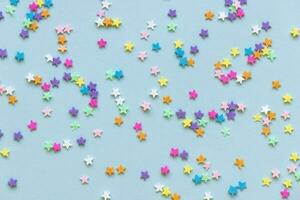 plastic kleurrijk sterren confetti Aan blauw achtergrond foto