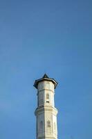 purwakarta, 05 mei 2023 - visie van de minaret van de tajug gede cilodong moskee tegen een blauw lucht net zo een achtergrond, gelegen in cilodong, purwakarta foto