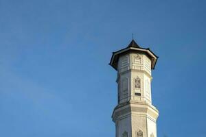 purwakarta, 05 mei 2023 - visie van de minaret van de tajug gede cilodong moskee tegen een blauw lucht net zo een achtergrond, gelegen in cilodong, purwakarta foto