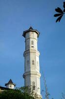 purwakarta, 05 mei 2023 - visie van de minaret van de tajug gede cilodong moskee tegen een blauw lucht net zo een achtergrond, gelegen in cilodong, purwakarta foto