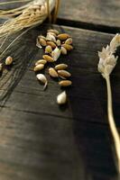 oren van tarwe Aan een houten tafel met graan foto