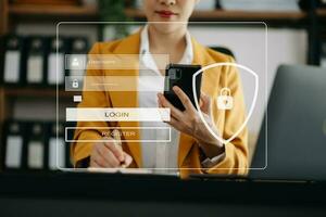 cyber veiligheid concept, Log in, gebruiker, identificatie informatie veiligheid en encryptie, beveiligen toegang naar gebruiker's persoonlijk informatie vrouw gebruik makend van slim telefoon en tablet foto