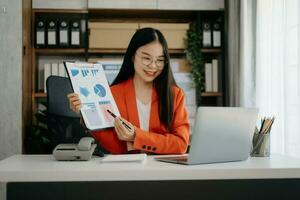 bedrijf vrouw gebruik makend van tablet en laptop voor aan het doen wiskunde financiën Aan een kantoor bureau, belasting, rapport, boekhouding, statistieken, en analytisch Onderzoek concept foto