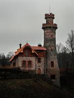 stenen huis vlakbij watertank les kralovstvi in tsjechië foto