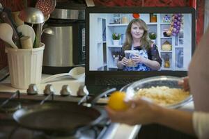 vrouw is aan het studeren Koken online. foto