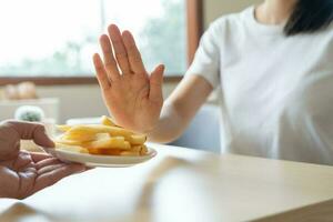 schoonheid slank vrouw lichaam verwarren Frans Patat. vrouw in restaurant behaalt gewicht verlies doel voor gezond leven, gek over dunheid, dun taille, voedingsdeskundige. eetpatroon, lichaam vorm geven aan. foto