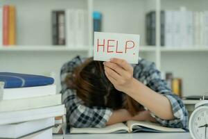 Aziatisch leerling vrouw hebben een xie omdat van examens, vrouw bereiden voor test en aan het leren lessen in de bibliotheek. spanning, wanhoop, haast, misverstand lezing, ontmoedigd, verwachting, kennis foto