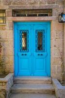 blauw dubbele houten deur, goed geschilderd met ramen. foto