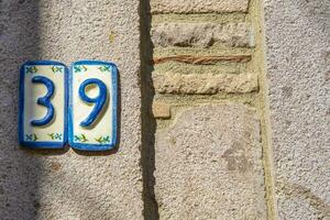 de oud aantal 39 teken is blauw en wit Aan de muur. foto