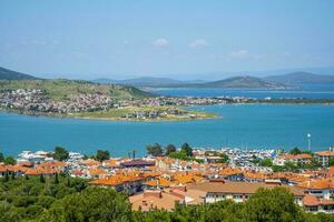 panorama van de stad van ayvalik in kalkoen Aan een zomer en zonnig dag. foto