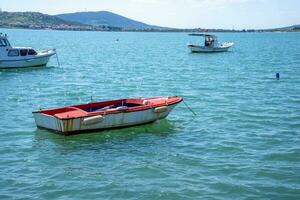 een oud en klein visvangst boot in de achtergrond van een Turks stad- Aan een zomer en zonnig dag. foto