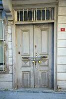 grijs hout en oud deur met hangsloten. foto