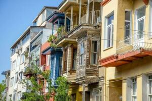 geplaveide steeg, met mooi oud kleurrijk traditioneel houten huizen Aan de kant, geschikt in fatih wijk, Istanbul. foto