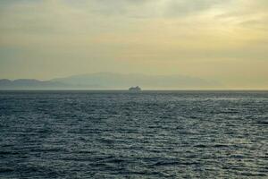 een reis schip zeilen in de zonsondergang Aan een zomer dag. foto