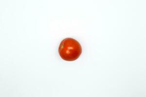 rijp tomaat geïsoleerd Aan wit achtergrond in detailopname foto