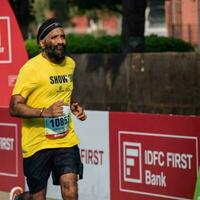 nieuw Delhi, Indië - april 16 2023 - vedanta Delhi voor de helft marathon ras na covid in welke marathon deelnemers over naar kruis de af hebben lijn, Delhi voor de helft marathon 2022 foto