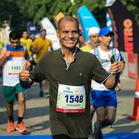 nieuw Delhi, Indië - april 16 2023 - vedanta Delhi voor de helft marathon ras na covid in welke marathon deelnemers over naar kruis de af hebben lijn, Delhi voor de helft marathon 2022 foto