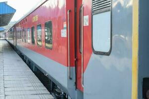 Indisch spoorweg trein Bij Amritsar spoorweg station platform gedurende ochtend- tijd, kleurrijk trein Bij amritsar, Punjab spoorweg station foto