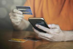 winkelen online betaling met creditcard man met behulp van mobiele smartphone zakelijke e-commerce en applicatieconcept foto