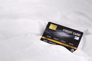 creditcard op witte doek stof textuur achtergrond zakelijk winkelen online betalingsconcept foto