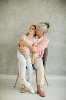 grootmoeder met kleindochter foto