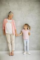 verticale weergave van een grootmoeder met kleindochter's hand