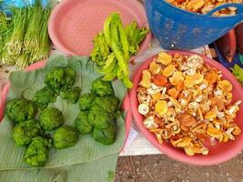 paddestoel en rivier- onkruid voor uitverkoop Bij de lokaal markt in Laos. foto