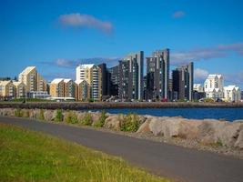 moderne gebouwen aan de waterkant in Reykjavik, IJsland foto