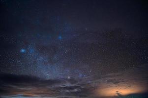 sterrenhemel gloeien in de nachtelijke hemel foto