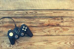 video spel controleur Aan oud houten achtergrond. afgezwakt afbeelding. top visie. foto