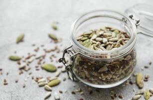 mix verschillende zaden voor een gezonde salade foto