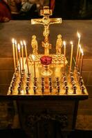 kaarsen brandwond Aan begrafenis gedenkteken tafel in kerk foto