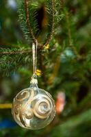 sier- glas bal Aan natuurlijk Kerstmis boom foto