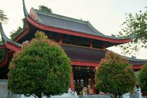 Chinese tempel met voogd standbeeld wanneer Chinese nieuw jaar viering. de foto is geschikt naar gebruik voor Chinese nieuw jaar, maan- nieuw jaar achtergrond en inhoud media.