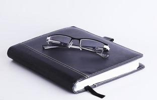 bril op boek voor bedrijfsconcept foto